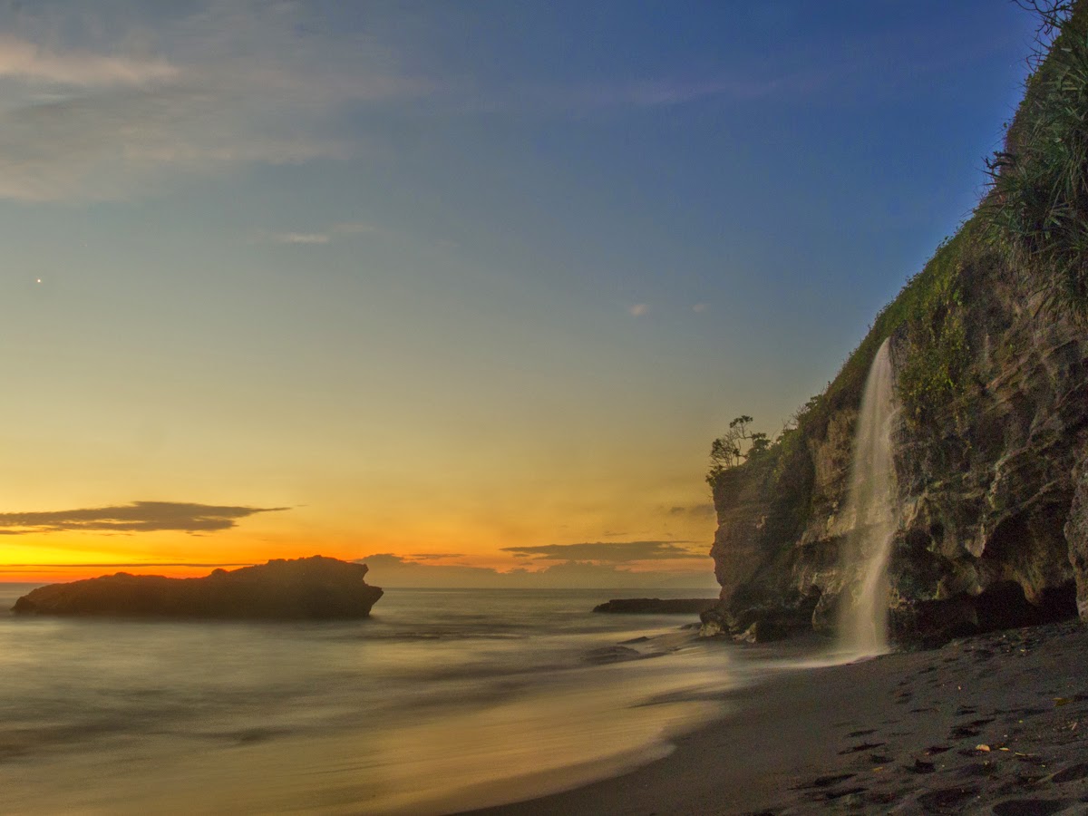 2 Pantai di Bali yang Istimewa dengan Air Terjunnya 