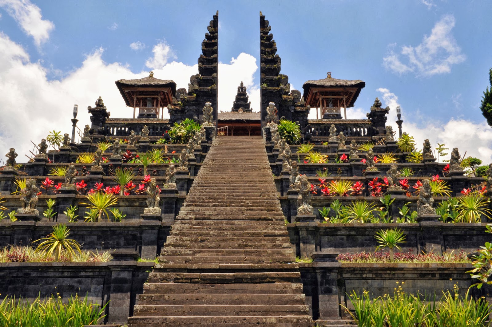 Berkunjung ke Pura Besakih? Beberapa Hal Menarik dari Tempat Ini Bikin  Kagum Lho! – PutraMa Bali Holiday